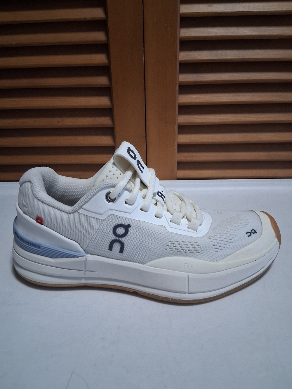 On Women's The Roger Pro Tennis Shoe Ivory / Chambray * Size: 6
